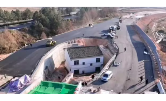 Хятад: Нөхөн олговрын мөнгийг голж газраа чөлөөлөөгүй айлын байшинг тойруулан зам барьжээ