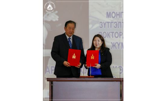 Зураач Ж.Саруулбуян Үндэсний төв архивд хувийн архиваа хандивлалаа