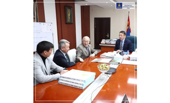 Монгол улсын шинэчилсэн атласыг БШУЯ-ны сайдад хүлээлгэн өгөв