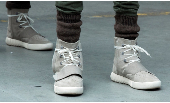 “Adidas” компани хадгалж байсан “Yeezy” брэндийн пүүзээ бүгдийг борлуулжээ