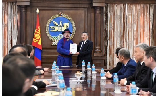 Зөвлөлдөх санал асуулгын үр дүнг УИХ-ын дарга Г.Занданшатарт өргөн мэдүүлэв