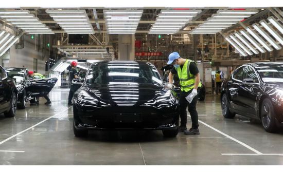 “Tesla” Хятадаас 400 мянга гаруй автомашинаа эргүүлэн татахаар болов