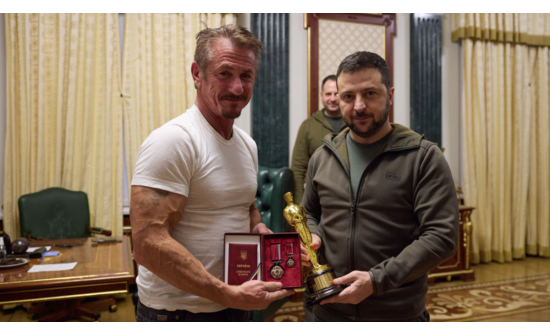 Шон Пенн “Оскар”-ын шагналаа Украины ерөнхийлөгчид өгчээ