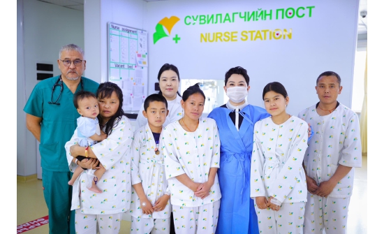 Б.Болдсайхан эмч зүрхний өвчтэй бутан хүүхдүүдийг эмчилж байна