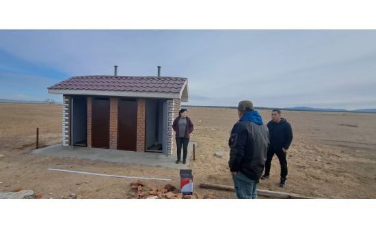 Голын эрэг дагуу нүхэн жорлонг буулгав