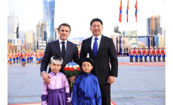 ​​​​​​​Францын ерөнхийлөгчид цэцэг өргөсөн монгол охины бяцхан түүх