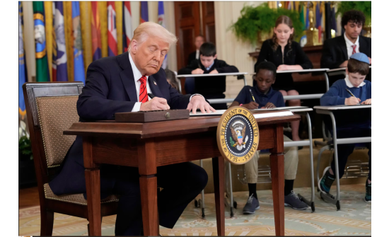 Дональд Трамп Боловсролын яамыг татан буулгах зарлигт гарын үсэг зурав