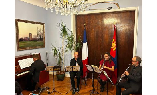 Францын хүндэт харуулын хөгжимчин “Жалам хар” аялгууг тоглов
