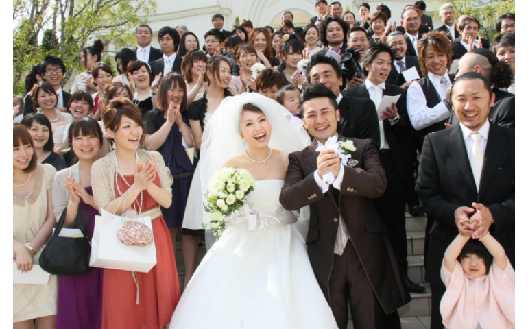 Япон: Гэрлэсний дараа эмэгтэйчүүд овгоо солихгүй байх асуудлыг хэлэлцэнэ