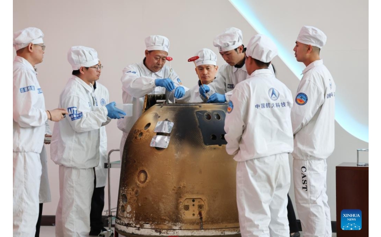 “Chang'e 6” аппаратын капсулыг онгойлгож цуглуулсан дээжийг нь гаргаж авлаа