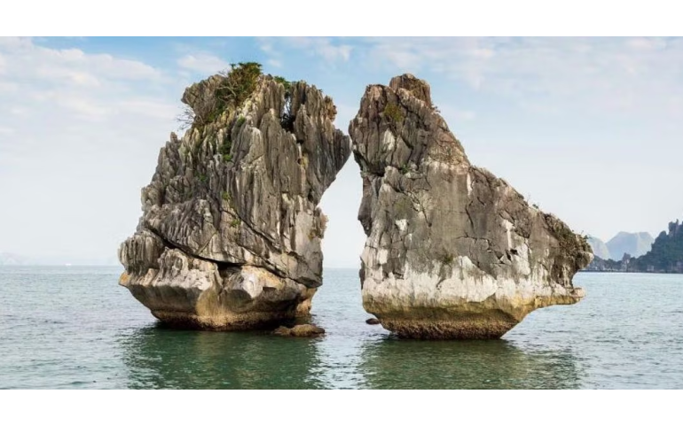Вьетнам: Жуулчид ихээр очдог “Үнсэлцэж буй хад”-ыг хамгаалалтад авна