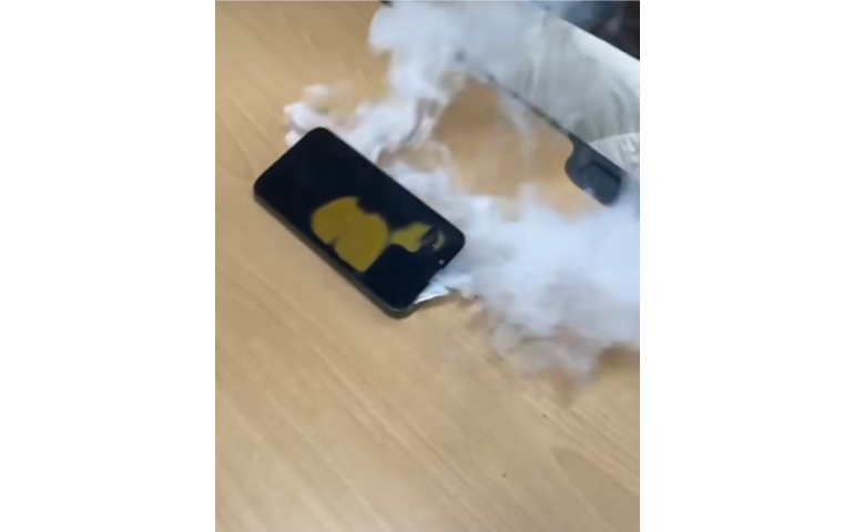 БНСУ: Гаднын шалтгаангүй шатсан iPhone утсыг сольж өгөхөөр болов