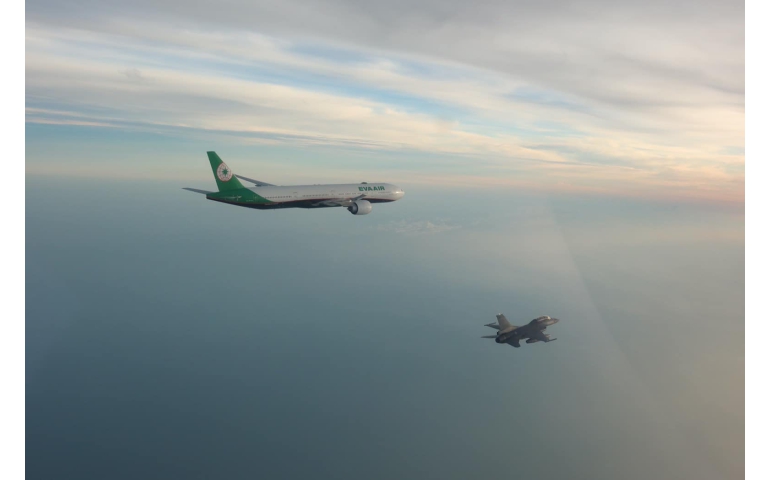 Олимпоос медаль авсан тамирчдаа Тайвань улс F-16 сөнөөгч онгоцоор угтжээ
